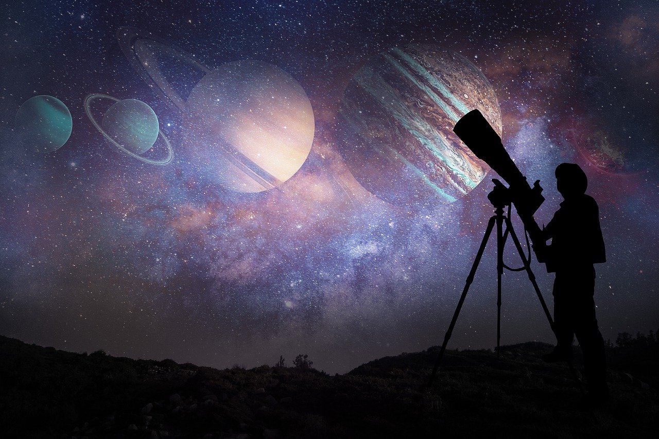 Person mit Teleskop, im Hintergrund der Sternenhimmel mit Planenten