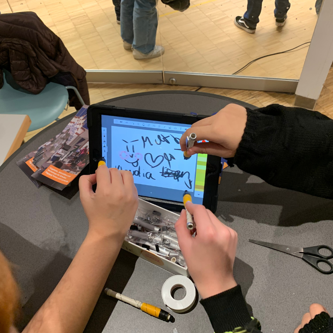 Hände zeichnen etwas auf einem Tablet
