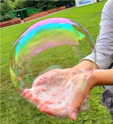 Riesenseifenblase auf Kinderhand